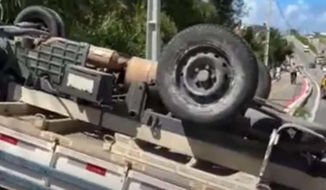 Motorista fica ferido após tombar caminhão com carga de concreto em Maceió