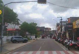 Semáforo em frente ao Restaurante Popular de Arapiraca está desligado e passa por manutenção nesta terça (10)