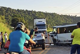 Após 4 dias, idosa vítima de acidente entre carro e van com pacientes morre no hospital, em Alagoas