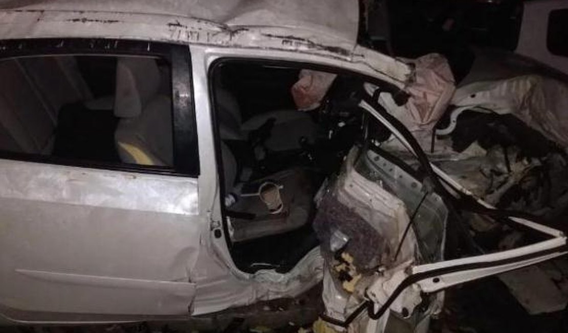 Três pessoas ficam feridas em colisão entre veículos em Tanque D'arca
