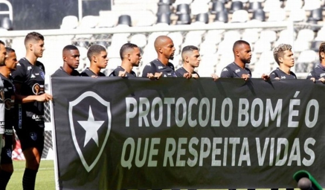 Botafogo goleia a Cabofriense e faz protesto contra retorno do Campeonato Carioca