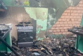 Residência é destruída por incêndio em Limoeiro de Anadia após explosão de celular