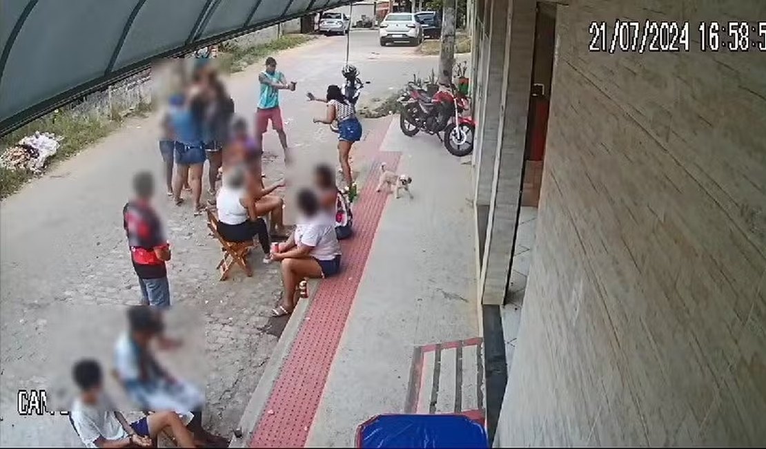 VÍDEO. Mulher é morta pelo ex com quase 30 tiros na frente de bar no ES