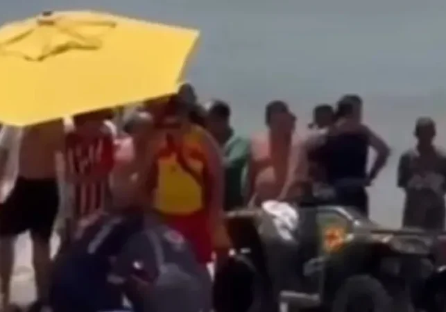 Homem fica ferido após acidente com jet ski, na praia de Pajuçara, em Maceió