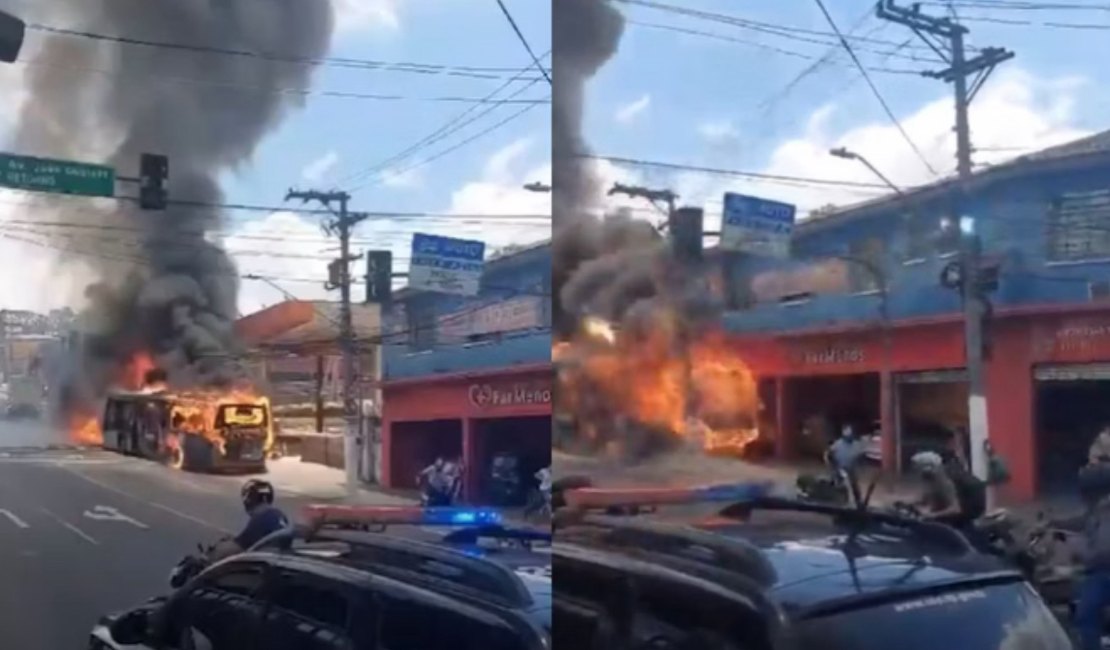 Ônibus pega fogo, bate em poste e atinge fiação elétrica em SP