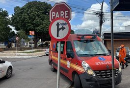 Colisão em cruzamento envolve dois carros e deixa mulher ferida em Arapiraca