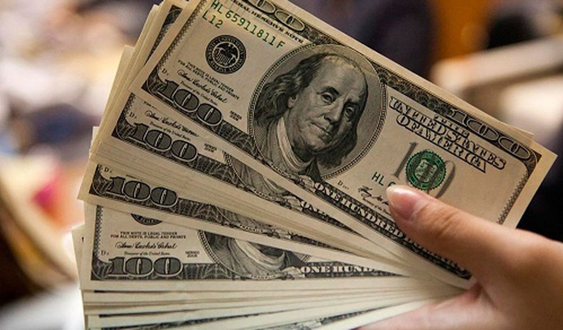 Dólar fecha em R$ 3,957 e atinge maior valor em dois anos e meio