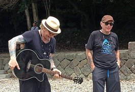 Ex-Guns N' Roses protesta contra caça anual de golfinhos no Japão
