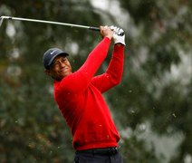 Jogador de golfe Tiger Woods é hospitalizado após acidente de carro nos EUA