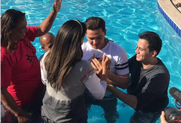 Wesley Safadão e Thyane recebem batismo em igreja evangélica