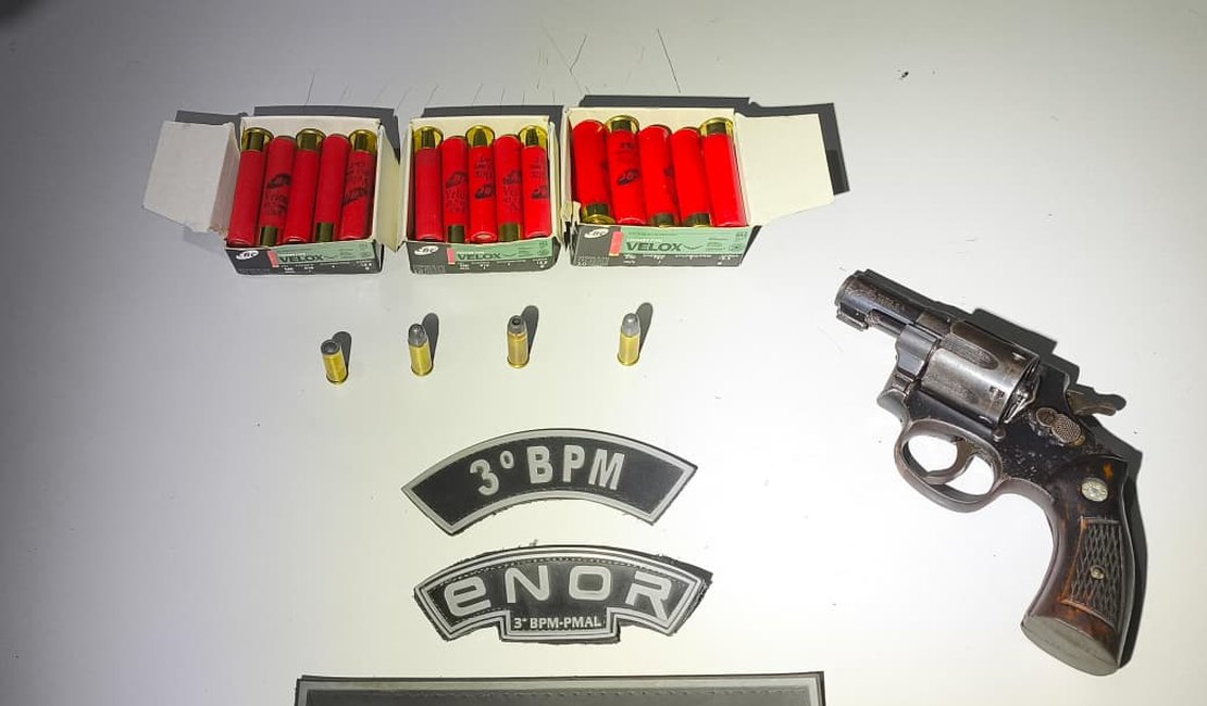 Dupla é presa ao ser flagrada com arma de fogo, no bairro Canafístula, em Arapiraca