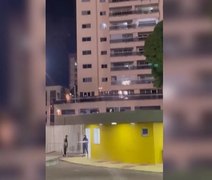 Casal faz sexo da janela de apartamento com vista para estádio de futebol