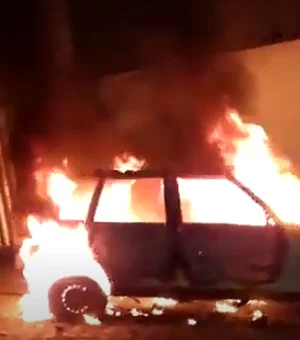 Homem é indiciado por atear fogo em carro perto da delegacia de Quebrangulo