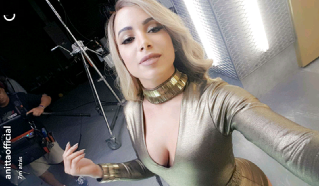 Poderosa! Anitta aparece loira e faz carão nas redes sociais