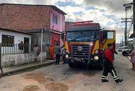 Fogo em geladeira causa princípio de incêndio em residência em Maceió