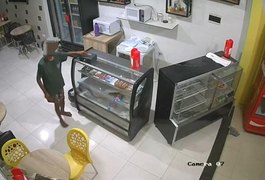 VÍDEO: Lanchonete no Centro de Arapiraca é furtada pela 5ª vez; dupla foi flagrada por câmeras