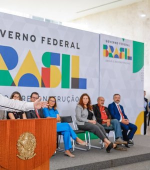 Presidente oficializa reajuste de 9% a servidores e celebra retorno do diálogo