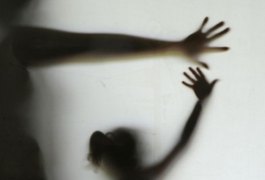 Adolescente denuncia padrasto por estupro e diz que era abusada desde os sete anos em Maceió