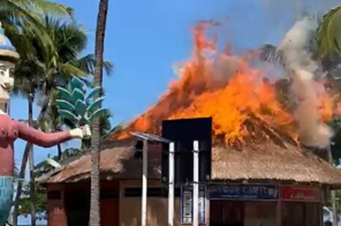 Teto de barraca de tapioca pega fogo na Orla da Pajuçara, em Maceió