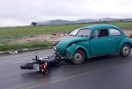 Homem fica ferido após colisão entre moto e fusca em Arapiraca