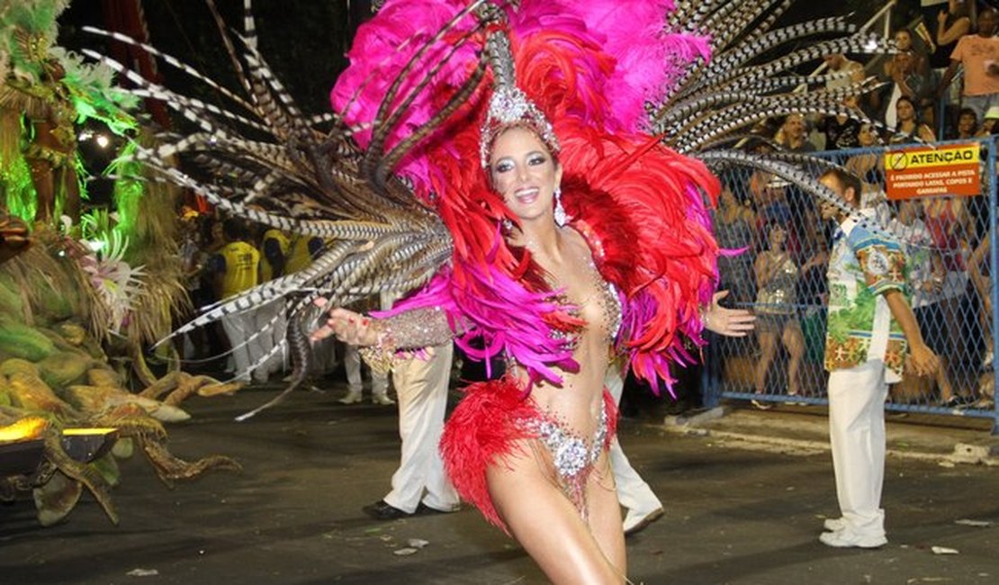 Salto de Ticiane Pinheiro quebra na avenida e ela não samba em desfile