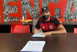 Alagoano de 16 anos assina contrato profissional com o flamengo, com multa rescisória milionária