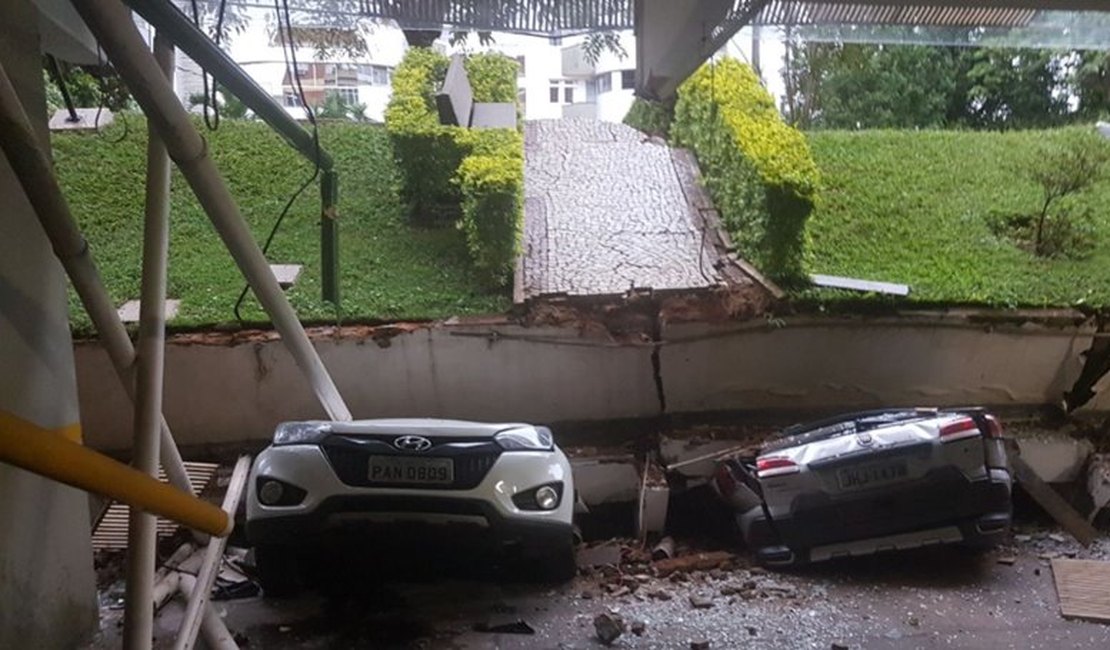 [VÍDEO] Teto de garagem de prédio desaba e destrói 25 carros no DF