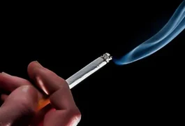 Homem fuma perto de motocicleta, brasas de cigarro caem em poça de gasolina e incêndio atinge veículo em Arapiraca