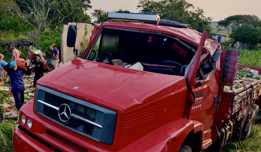 Motorista perde controle de caminhão carregado de verduras e capota na AL-110, em Arapiraca