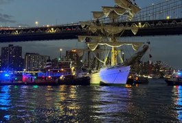 Navio da Marinha mexicana bate na ponte do Brooklyn, em Nova York
