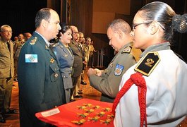 Dia do Soldado é marcado por homenagens; cúpula evita falar em dificuldades