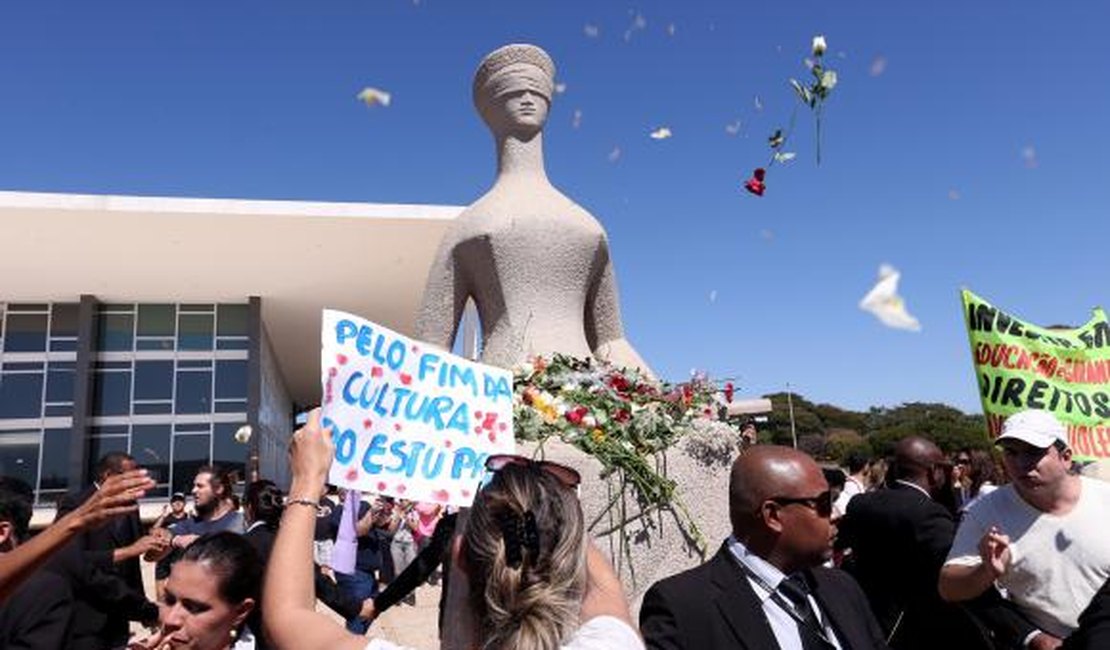 Milhares de mulheres marcham em Brasília contra a cultura do estupro