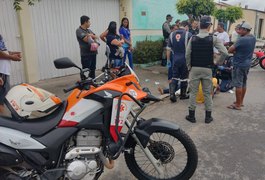 Acidente entre carro e moto deixa casal ferido em Arapiraca