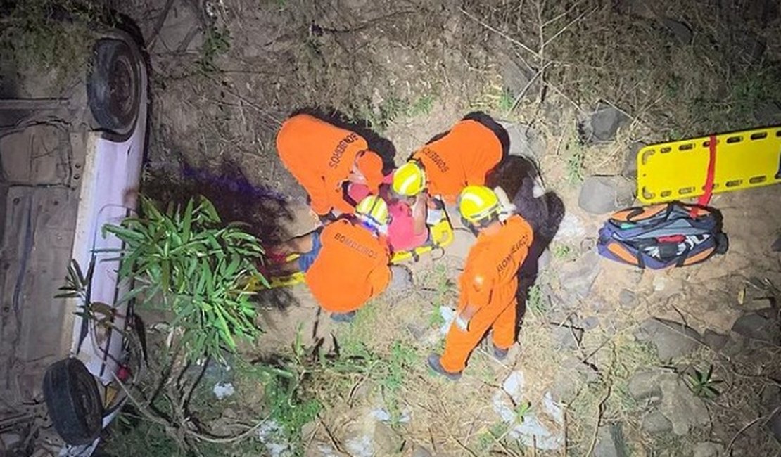 Um morre e dois ficam feridos após carro cair de ponte, em São José da Tapera