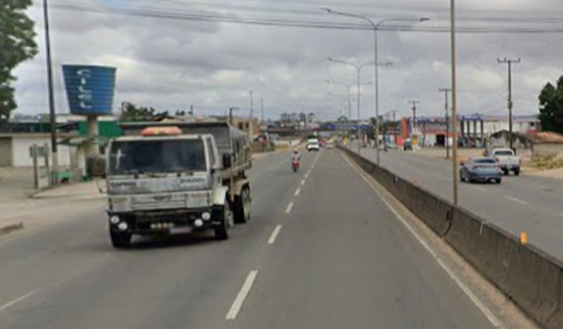 Mulher sofre queda de moto e fica ferida na AL-110, em Arapiraca