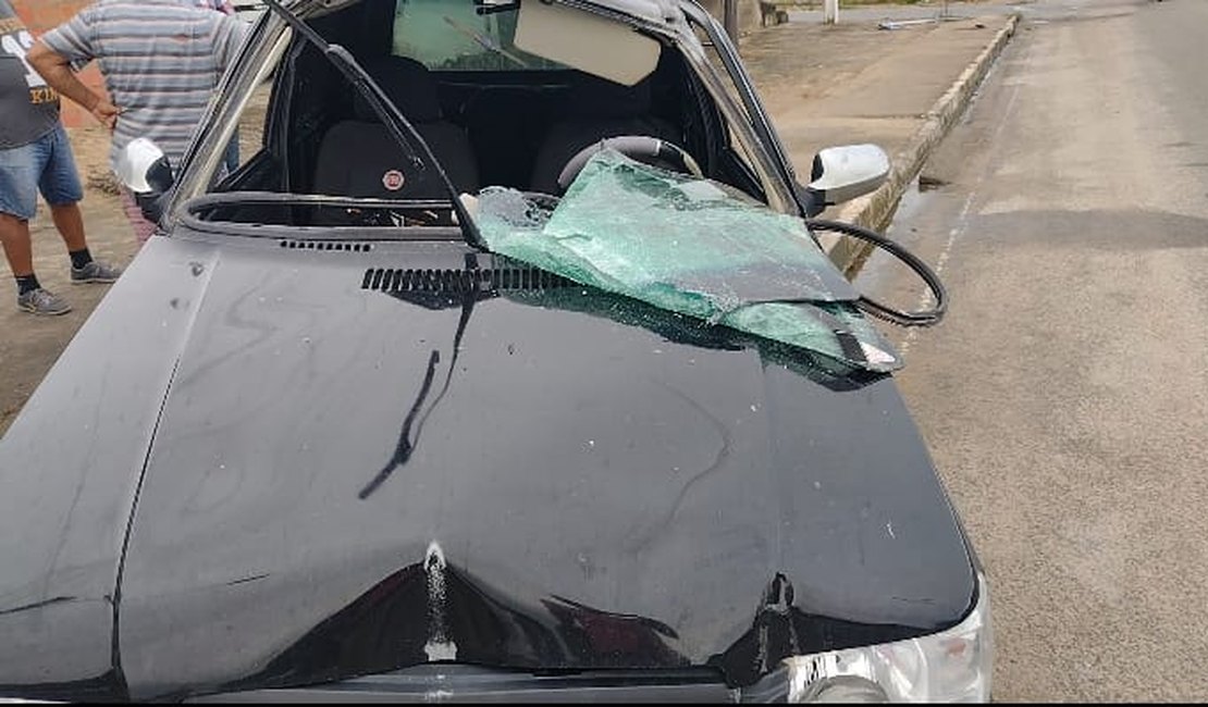 Com pai no carro, motorista embriagado dá cavalo de pau e bate veículo em Arapiraca