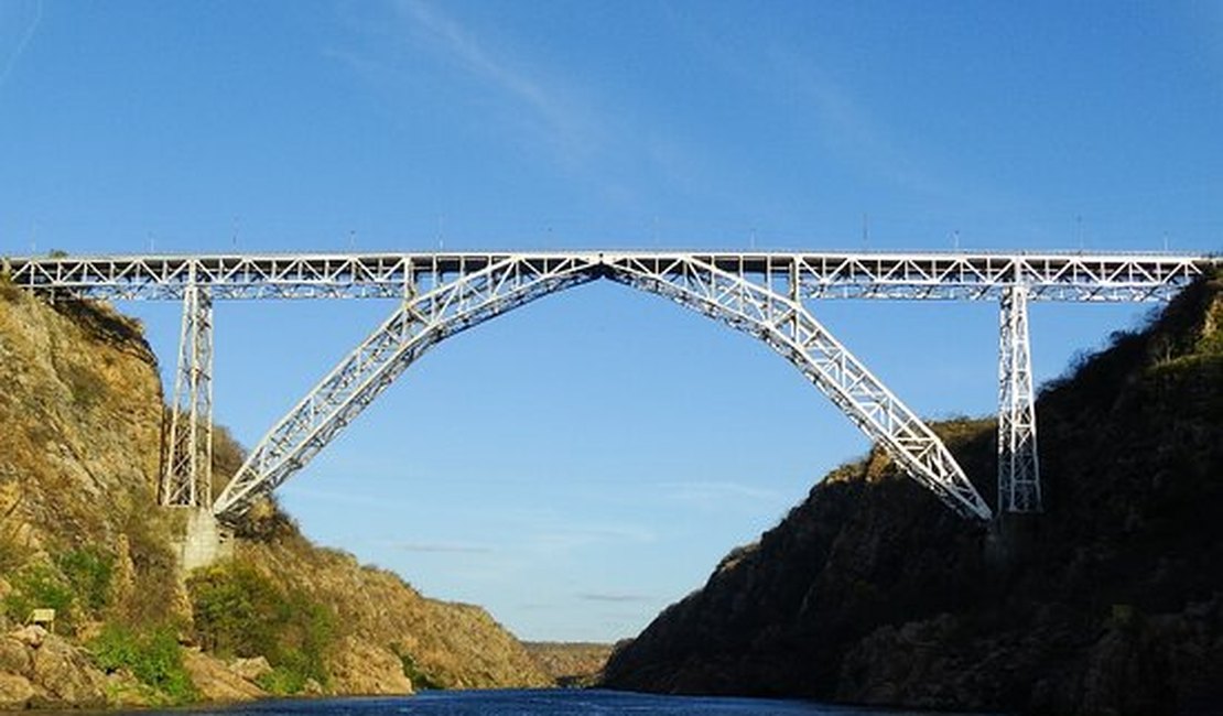 Homem cai de ponte com mais de 80 metros de altura e tem corpo resgatado por bombeiros em Delmiro