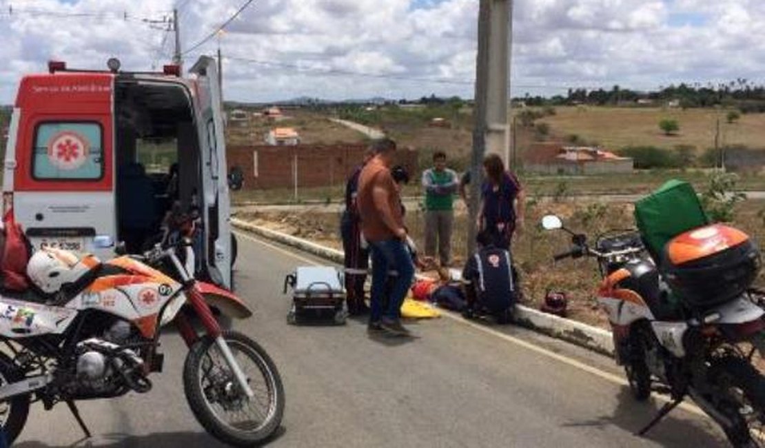 Motociclista fica ferido após colidir contra poste na AL-220, em Arapiraca