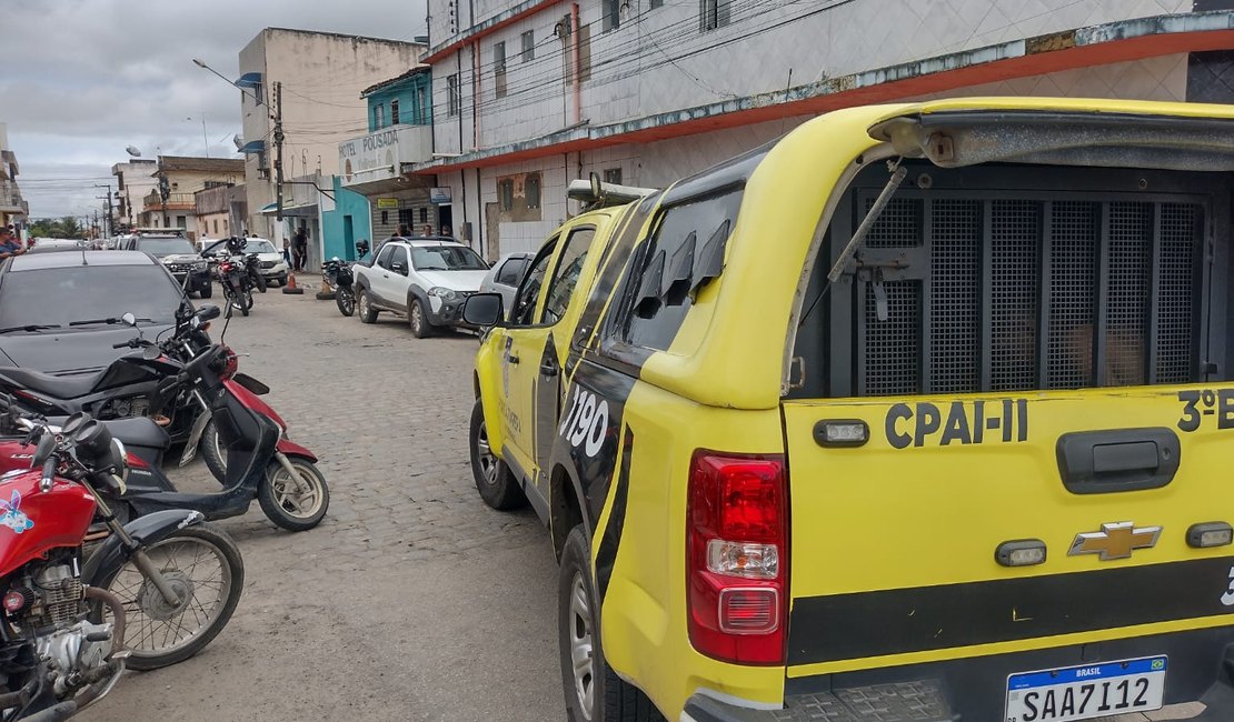 VÍDEO. Criminosos que estavam praticando diversos assaltos são presos em pousada de Arapiraca