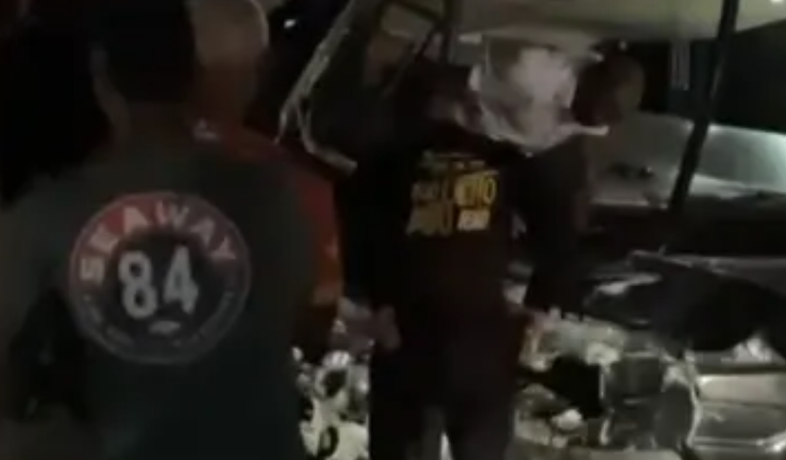 Quatro pessoas morrem após batida entre ônibus que levava banda do cantor Netto Brito e carro na Bahia
