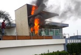 Banheiro de residência pega fogo no bairro Canafístula; assista ao vídeo