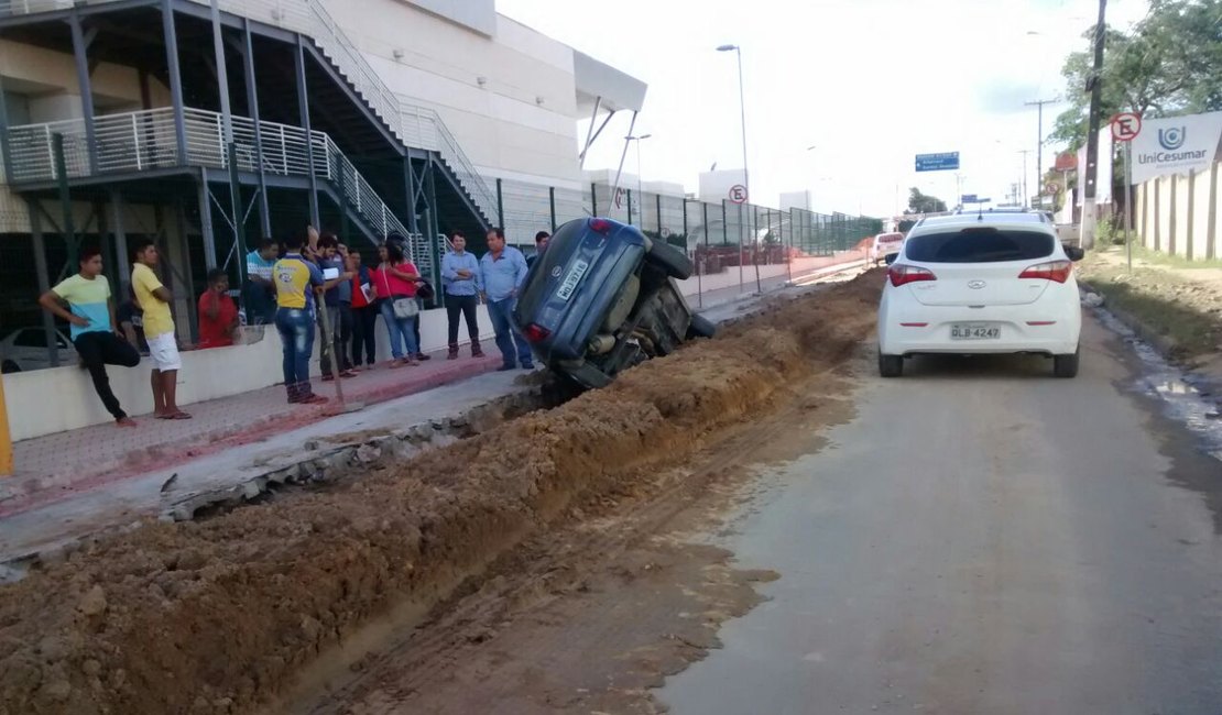 Condutor perde controle de veículo e cai em vala de obras próximo ao shopping de Arapiraca
