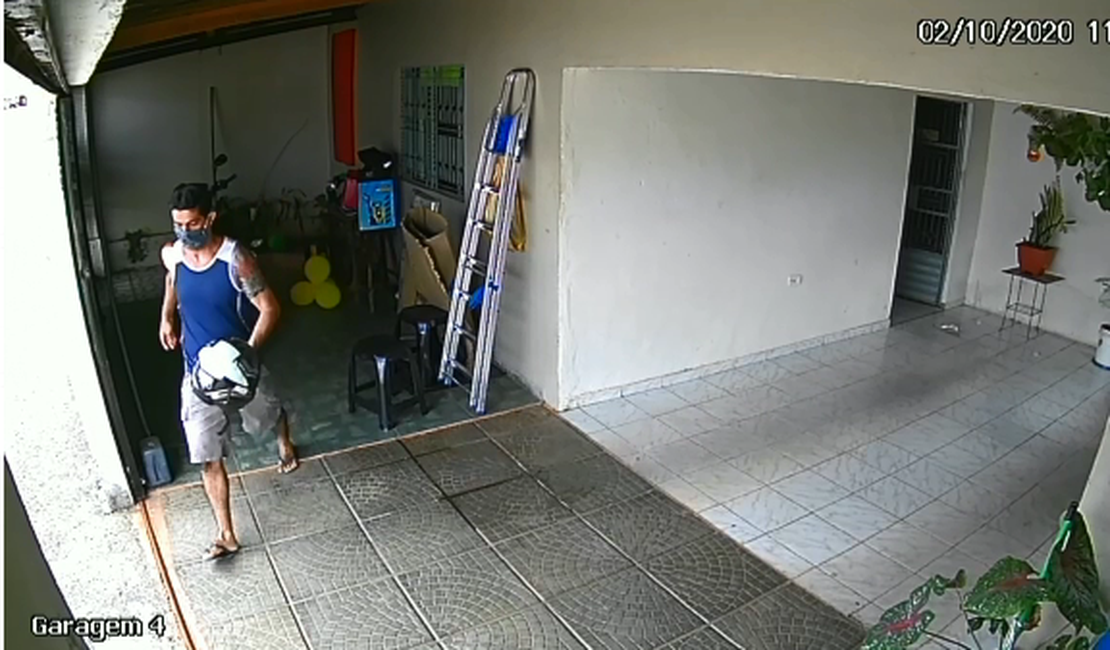 Vídeo. Indivíduo é flagrado por câmeras de segurança furtando capacete da garagem de residência