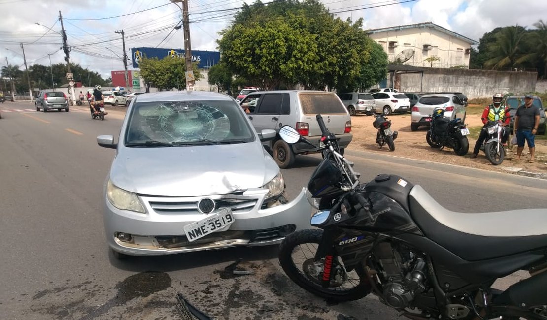 Vídeo. Colisão entre carro e moto é registrada na Lamenha Filho, em Arapiraca