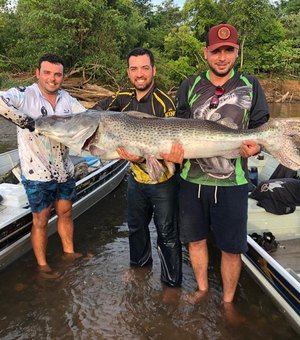 Guia e amigos suam para capturar pintado de 1,72m e 60 kg: 'Maior que eu'