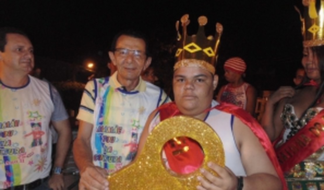 Prefeito entrega chave da cidade ao Rei Momo no carnaval de Lagoa da Canoa