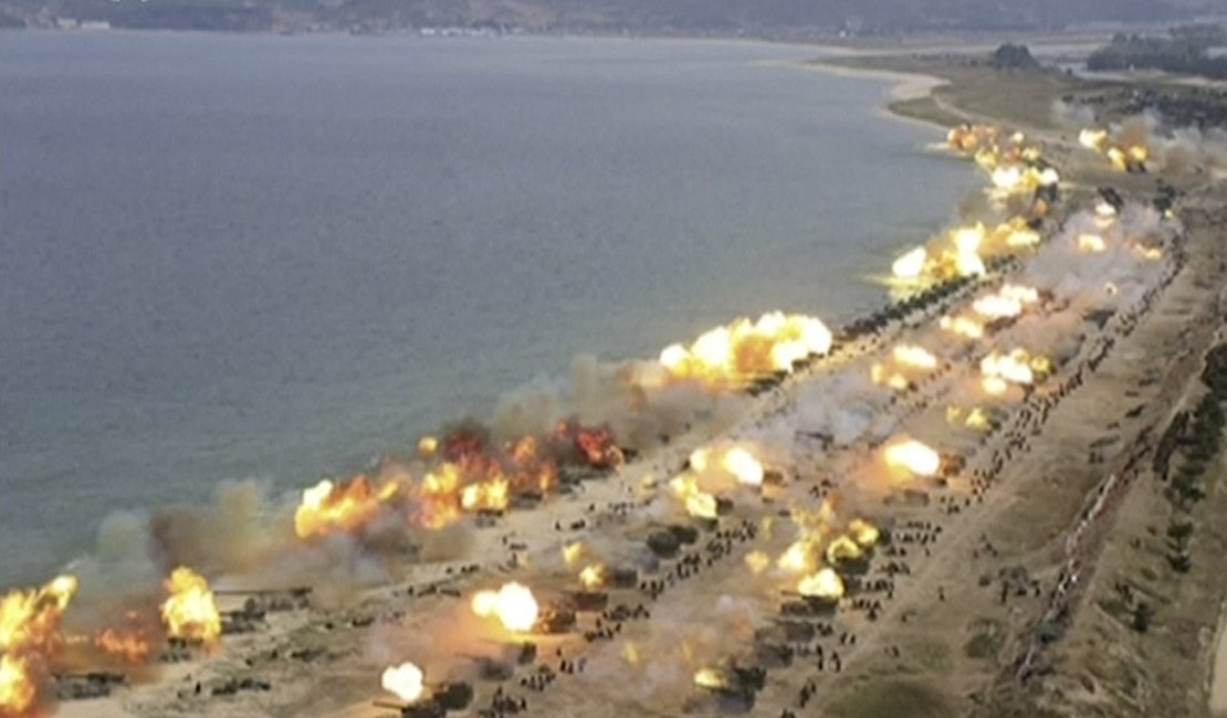 Imagens mostram exercício de artilharia realizado pela Coreia do Norte no aniversário do Exército