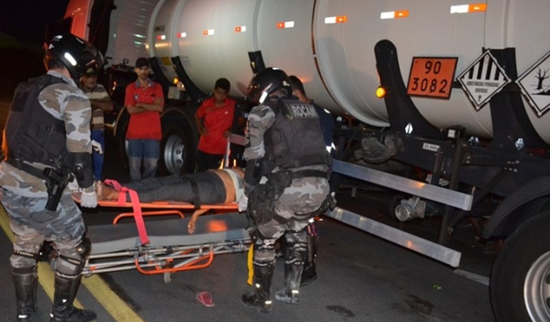 Mulher é atropelada quando tentava atravessar BR-101, em São Miguel dos Campos