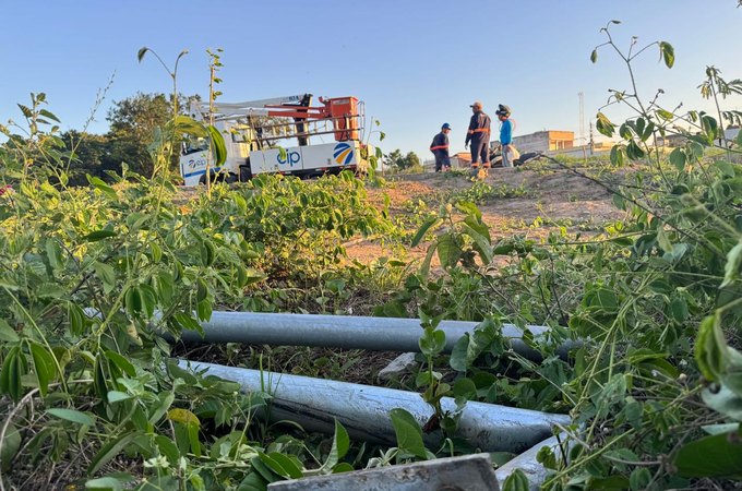 Carro capota após atingir e derrubar poste de energia elétrica na Marginal do Riacho Piauí