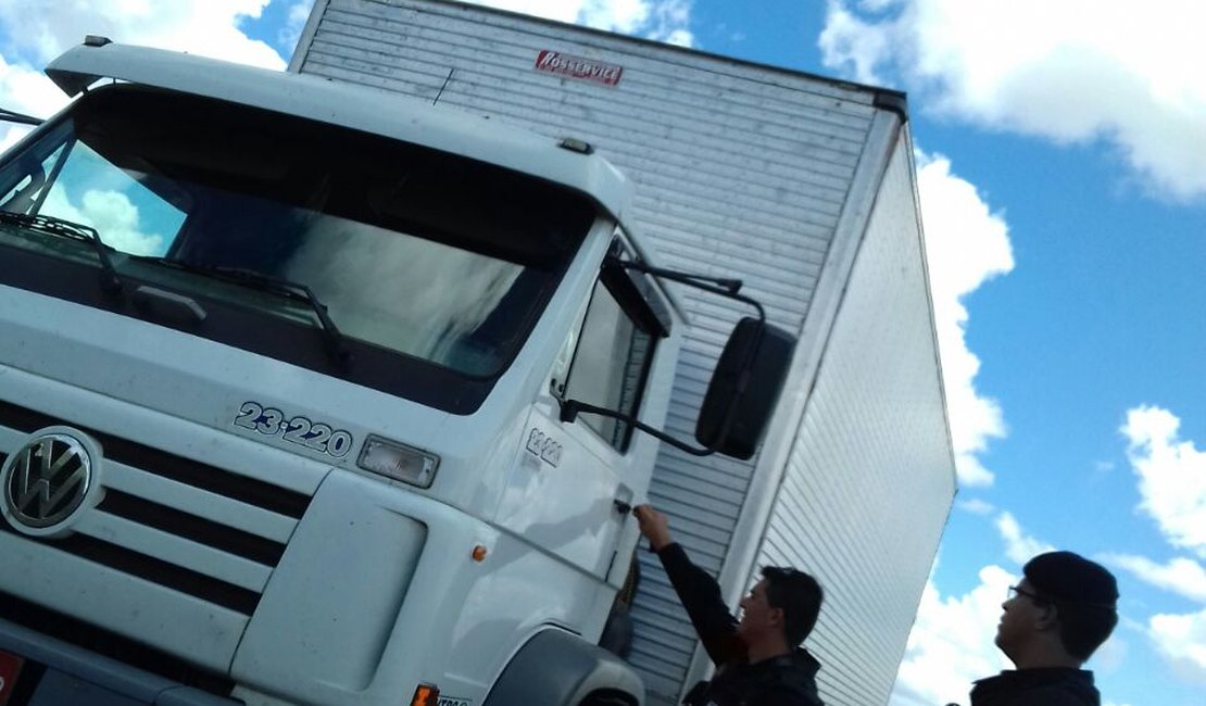 Carga de fumo roubada, em São Sebastião, é recuperada em Estrela de Alagoas